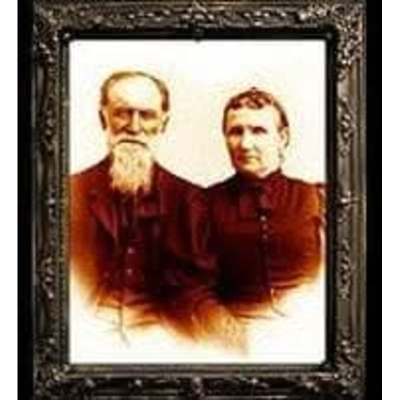 “Changing Portrait – Mr. and Mrs. Gross” Hanging Halloween Decoration